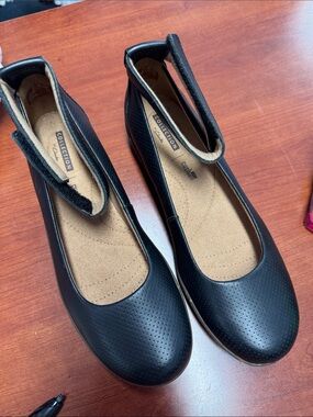Clarks flats size 7.5 // 071028